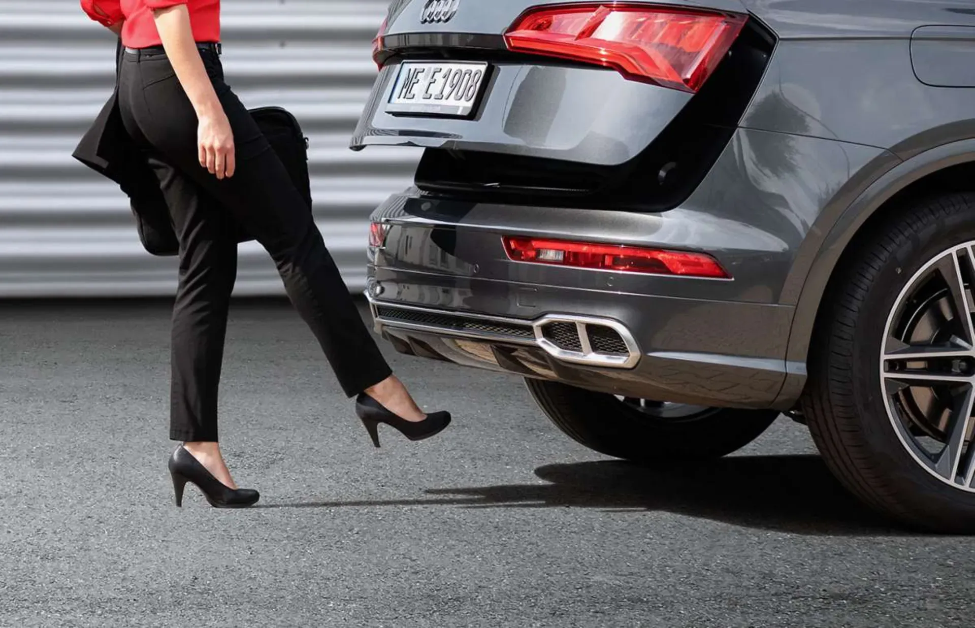 کیک سنسور چیست؟ ؛ بازکردن صندوق با پا